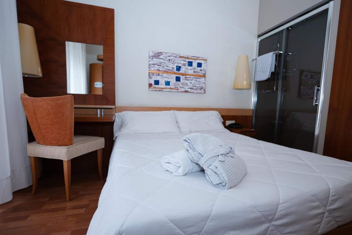 Literie hypoallergénique, minibar, coffres-forts dans les chambres