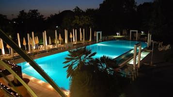2 Innenpools, Außenpool, Sonnenschirme, Liegestühle