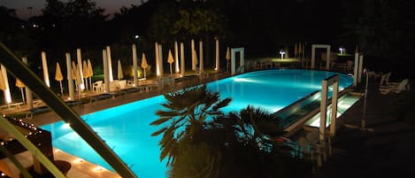 2 piscines intérieures, piscine extérieure, parasols, chaises longues