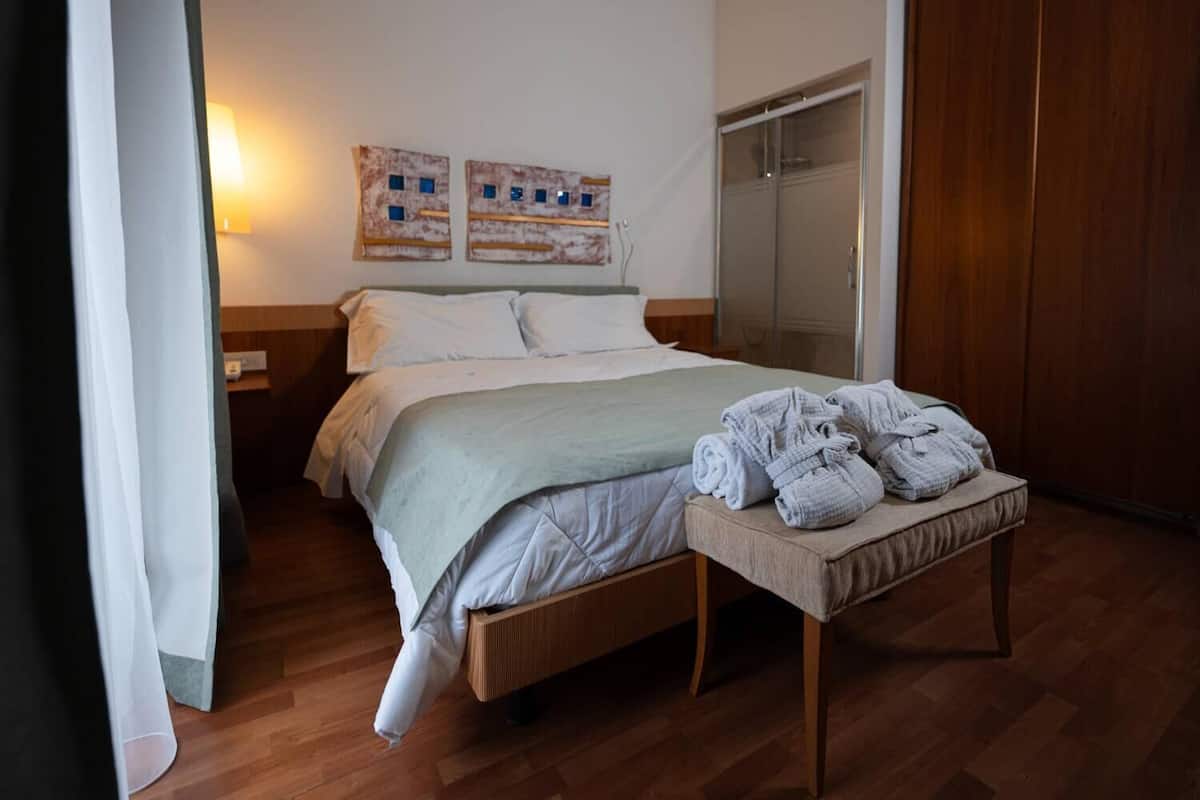 Literie hypoallergénique, minibar, coffres-forts dans les chambres