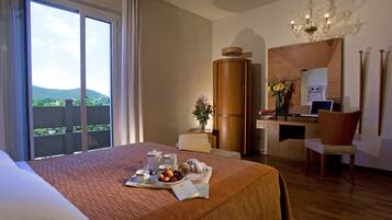 Minibar, caja de seguridad en la habitación y escritorio