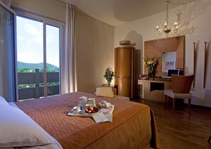 Frigobar, cofres nos quartos, escrivaninha, quartos à prova de som