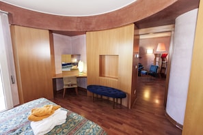 Suite | Minibar, caixa forta a l'habitació i escriptori