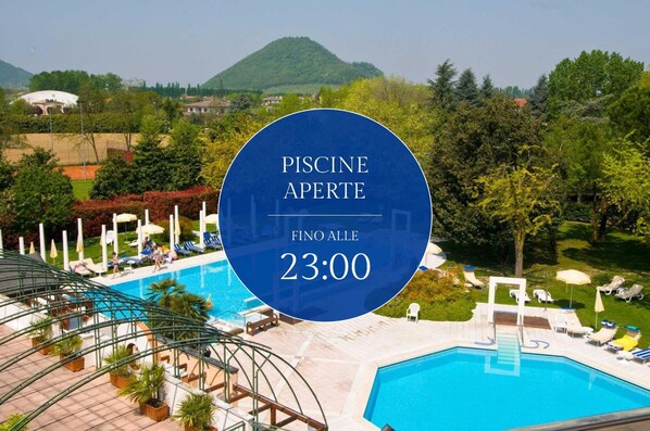 2 piscinas cubiertas, una piscina al aire libre, sombrillas, tumbonas