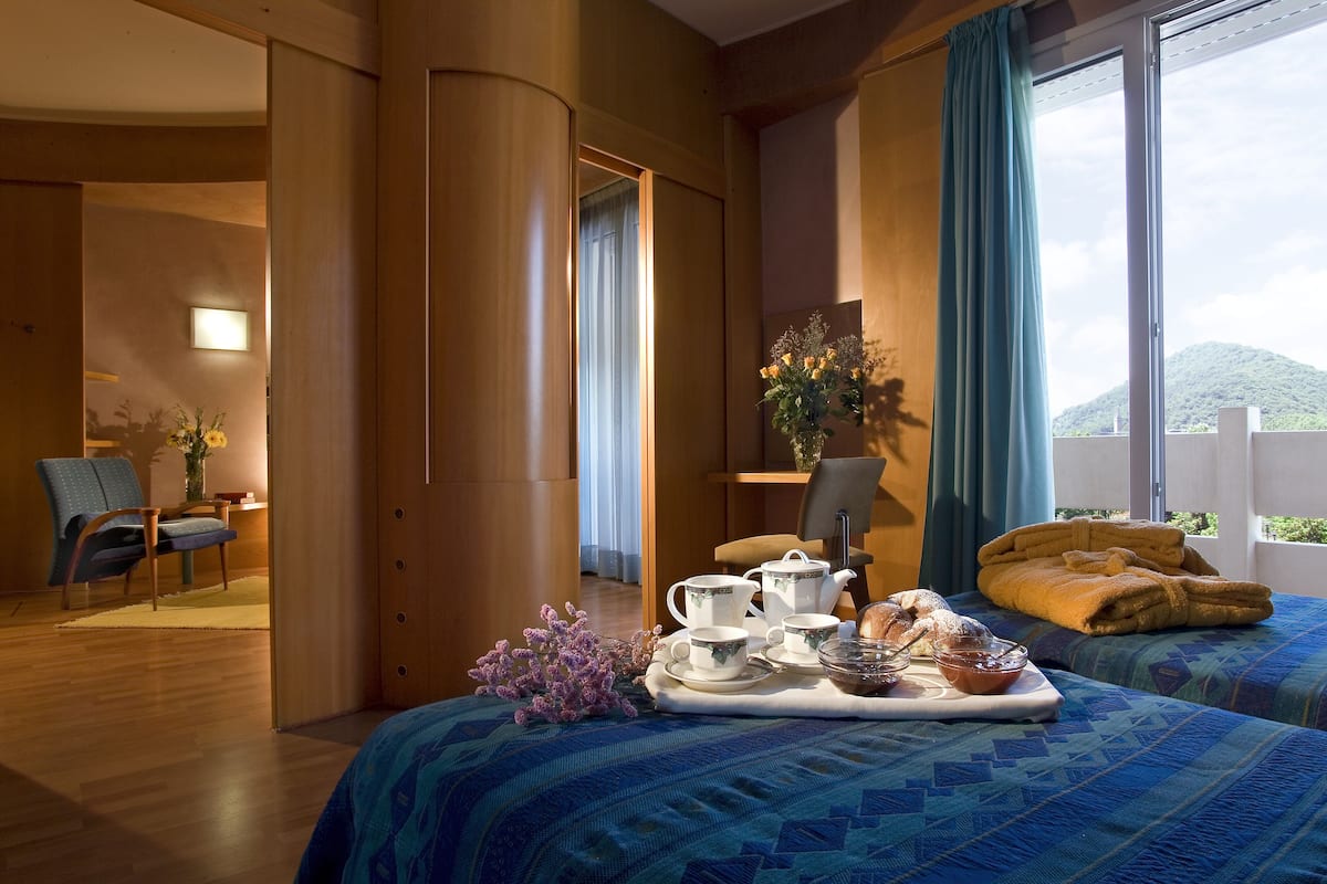 Literie hypoallergénique, minibar, coffres-forts dans les chambres