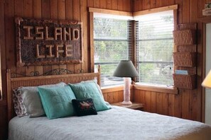 2 Bedroom House with Den | 1 bedroom, free WiFi