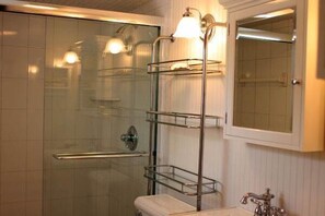 Casa, 2 habitaciones | Baño | Regadera 