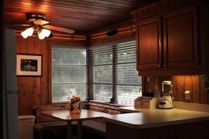 2 Bedroom House with Den | Room service - dining