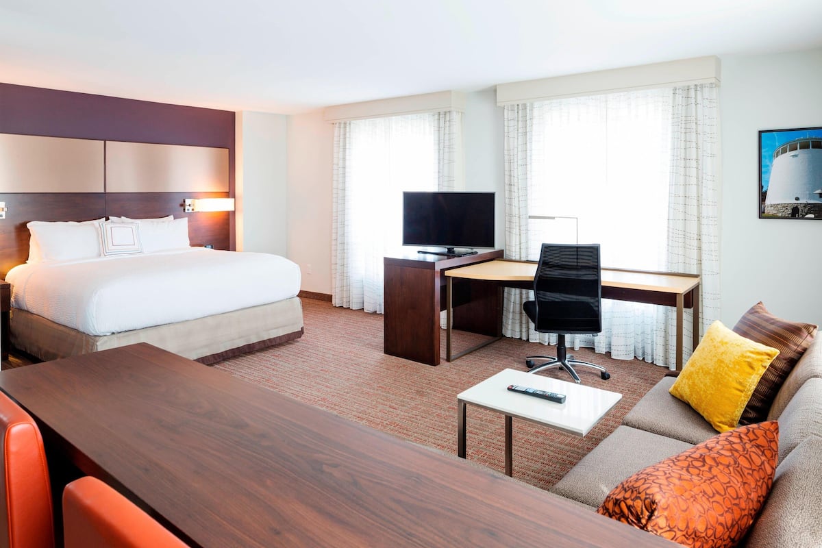 Studio, 1 Tempat Tidur King dengan tempat tidur Sofa, sudut | Meja kerja, setrika/meja setrika, dan tempat tidur bayi gratis