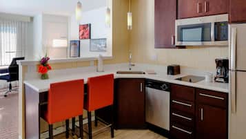 Fridge, microwave, stovetop, dishwasher