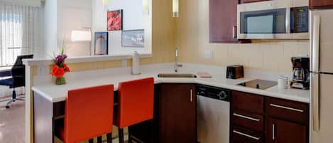 Een koelkast, een magnetron, een kookplaat, een vaatwasser