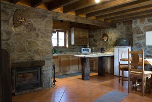 Casa, 2 quartos | Cozinha americana privada | Geladeira, micro-ondas, cooktop, talheres/pratos/utensílios de cozinha