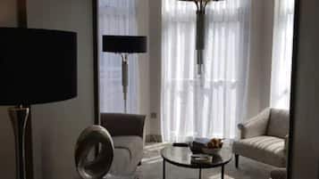 Phòng Suite Superior | Khu phòng khách | TV màn hình phẳng 32-inch có truyền hình cáp, TV