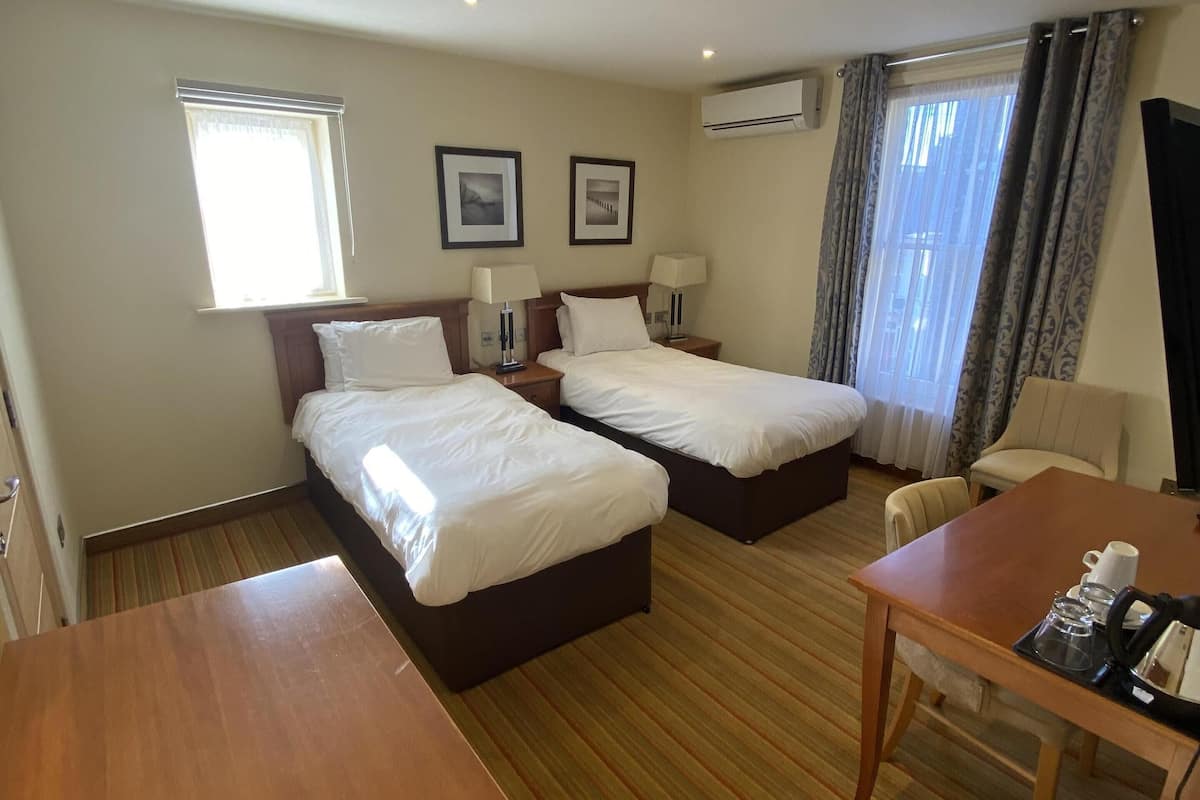 family suite | desk, iron/ironing board, free wifi, bed sheets