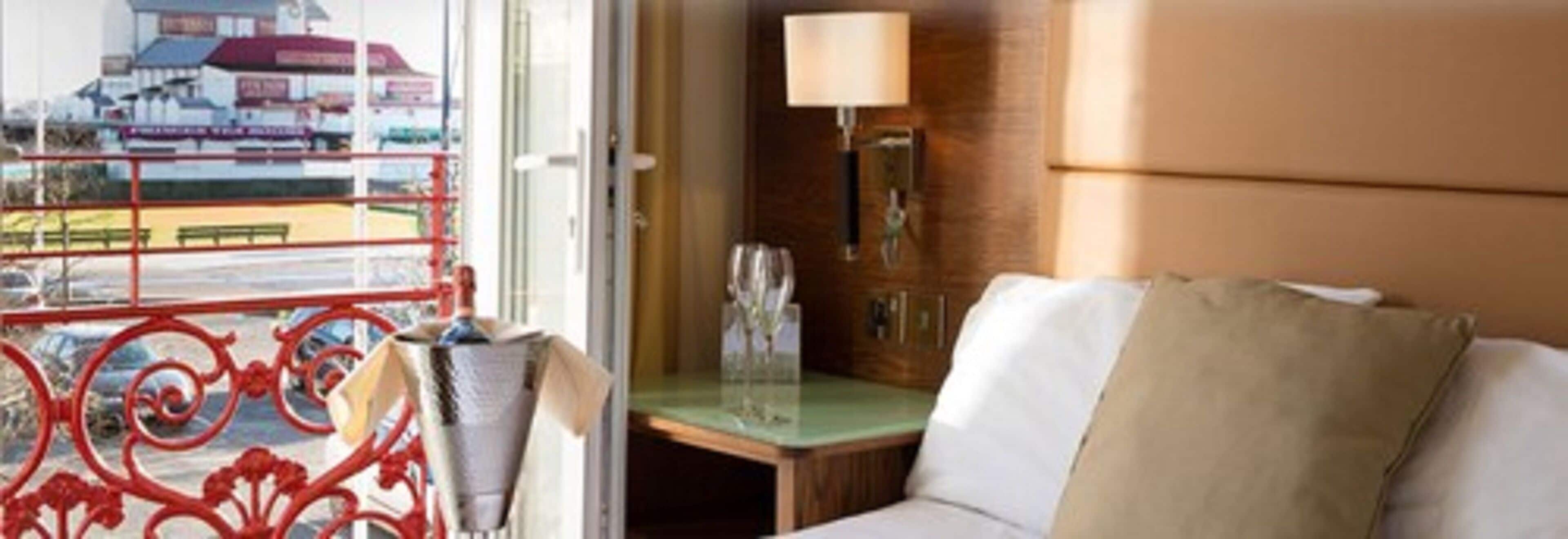 Escritorio, tabla de planchar con plancha, wifi gratis y ropa de cama 