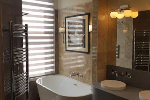 Superior Suite | Bathroom