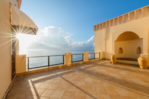 Ropa de cama de alta calidad y minibar 