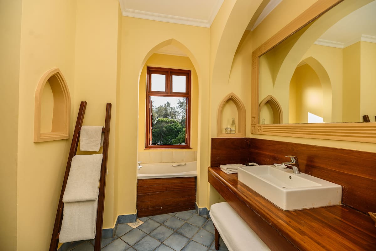 combined shower/bathtub, rainfall showerhead, free toiletries