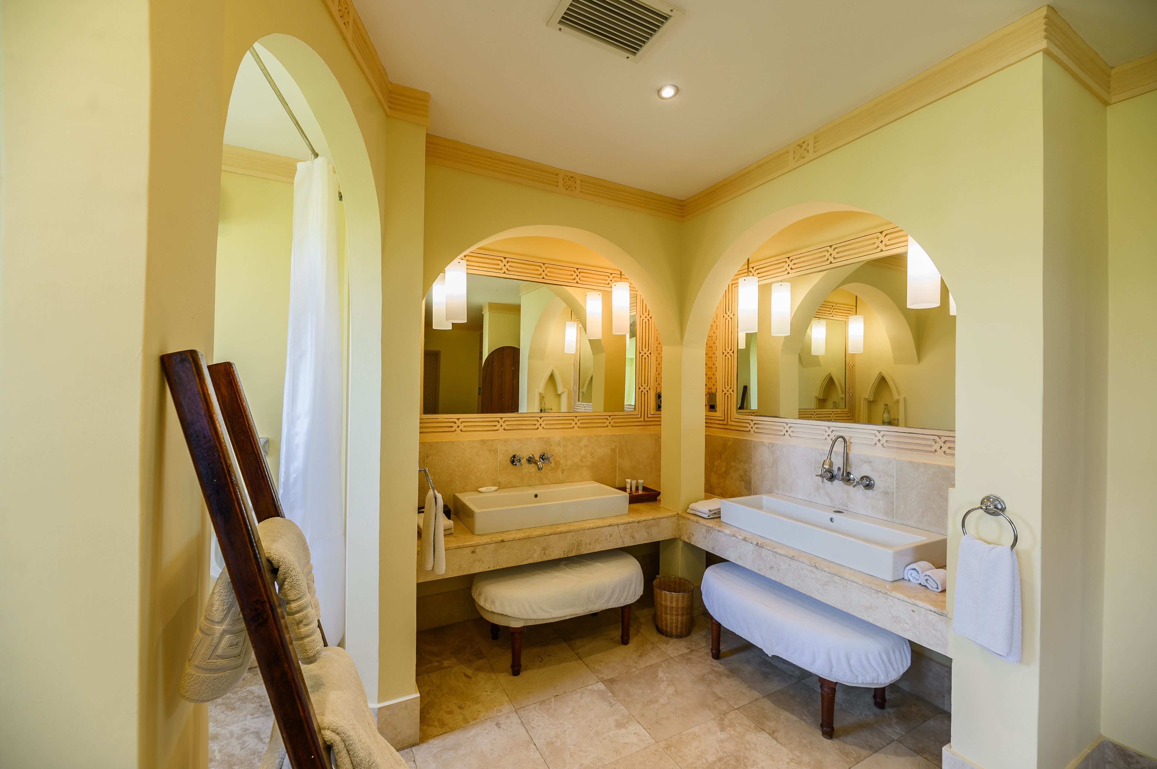 executive suite, 1 king bed, sea view | bathroom | combined shower/bathtub, rainfall showerhead, free toiletries