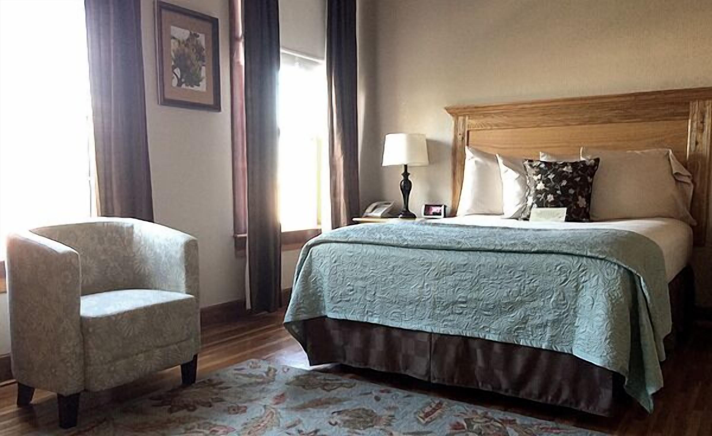 classic room, 1 queen bed | premium bedding, pillow-top beds, desk, laptop workspace