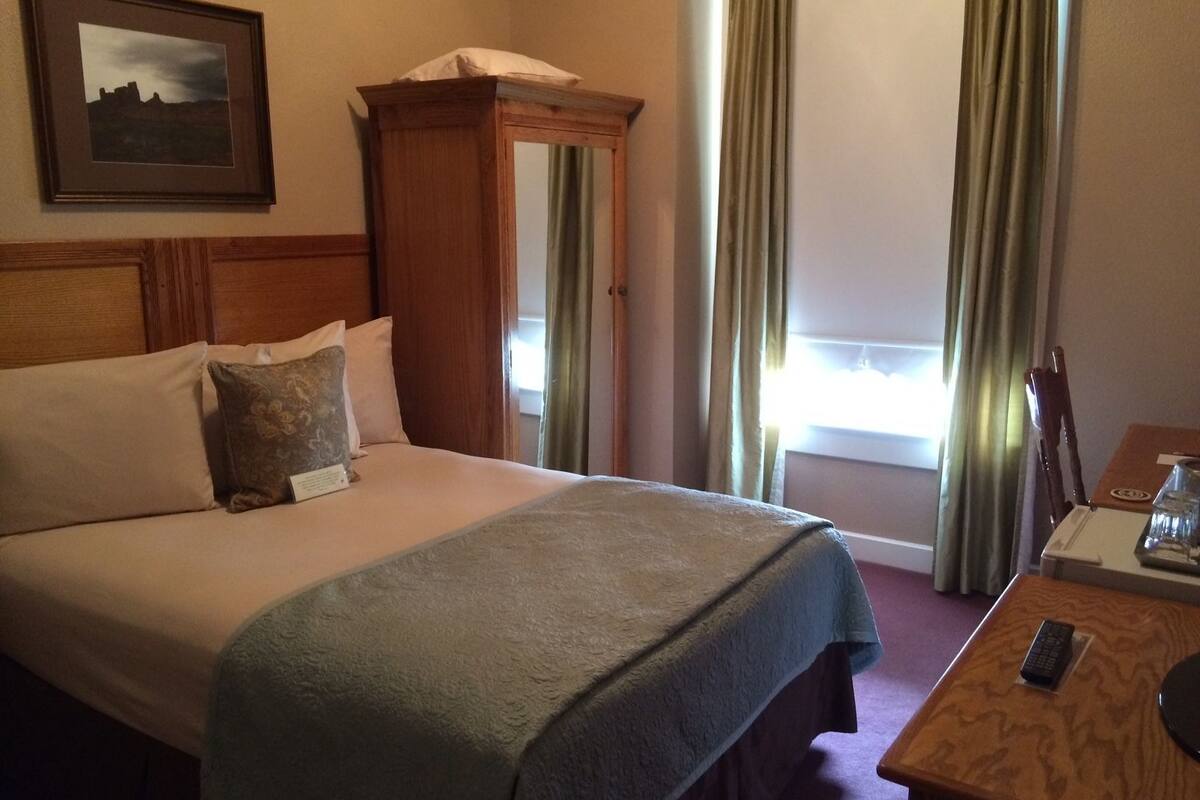 room, 1 queen bed | premium bedding, pillow-top beds, desk, laptop workspace