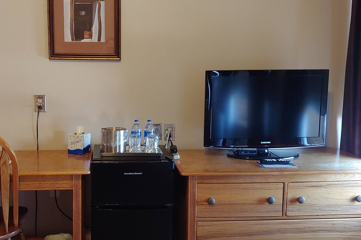 Classic Room, 1 Queen Bed | Premium bedding, pillow-top beds, desk, laptop workspace