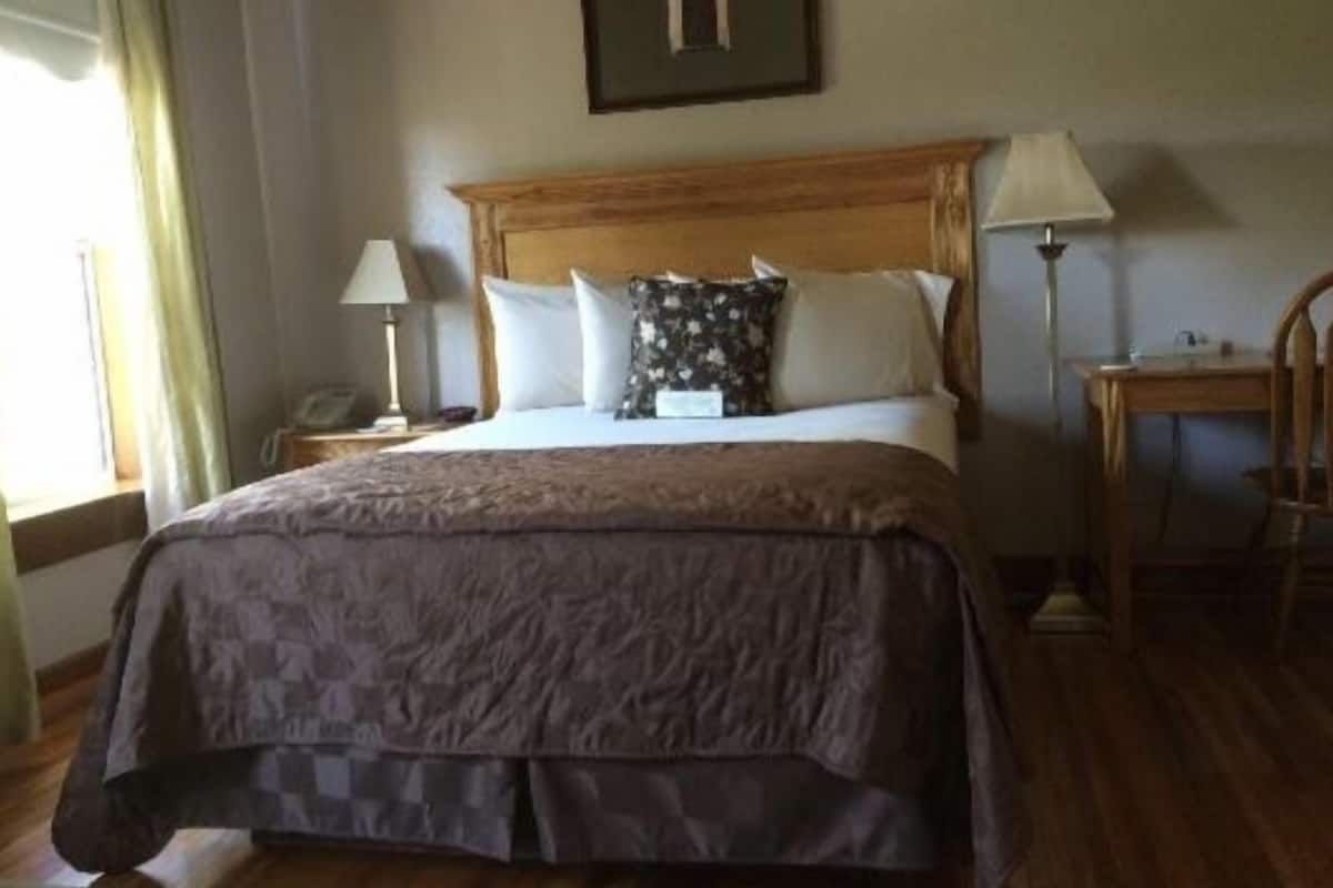 deluxe single room | premium bedding, pillow-top beds, desk, laptop workspace