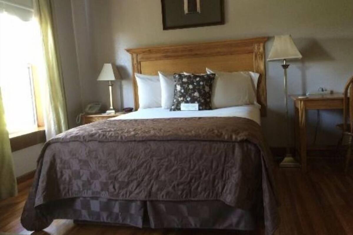 Deluxe Single Room | Premium bedding, pillow-top beds, desk, laptop workspace