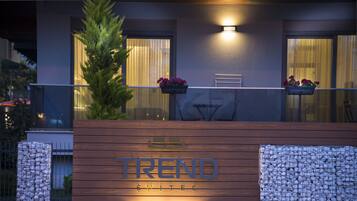 住宿正面 - 傍晚/夜晚