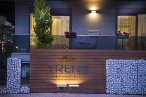 숙박 시설 정면 - 저녁/밤