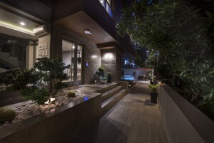 住宿正面 - 傍晚/夜晚