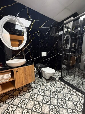 Shower, rainfall showerhead, designer toiletries, hair dryer -  Hotel Mara İstanbul (Istanbul)