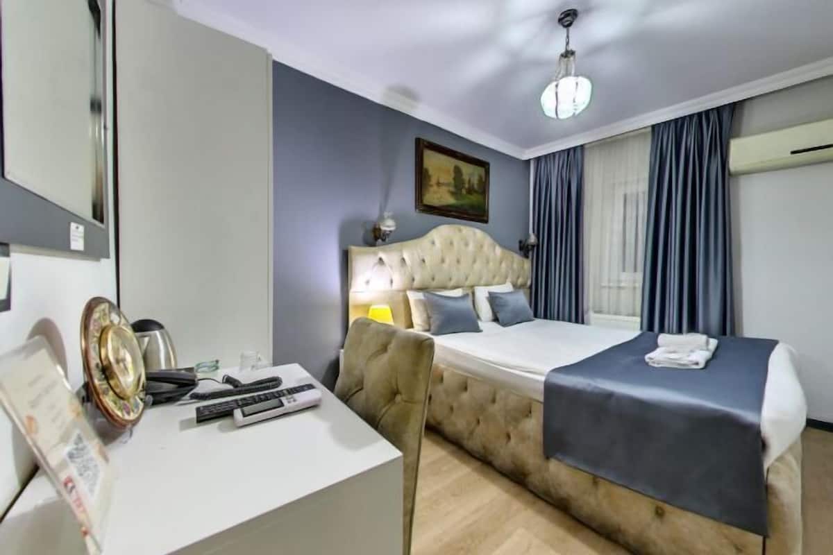 1 bedroom, Egyptian cotton sheets, premium bedding, down duvets