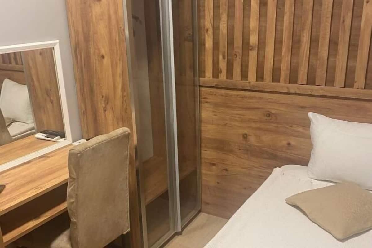 1 bedroom, Egyptian cotton sheets, premium bedding, down duvets