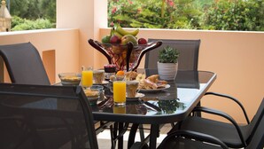 Familievilla, 4 soverom, privat basseng (Georgia) | Utendørsservering