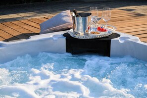 Outdoor spa tub - Villa Gaudia, Luxury Villa with pool, A-C (Rignano sull'Arno)
