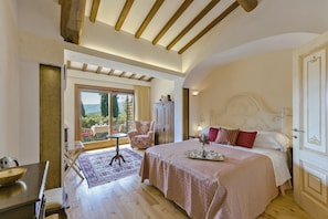 Luxury Villa, 5 Bedrooms, Private Pool, Hill View | Egyptian cotton sheets, premium bedding, down comforters - Villa Gaudia, Luxury Villa with pool, A-C (Rignano sull'Arno)