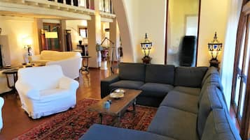 Luxury-Villa, 5 Schlafzimmer, eigener Pool, Hügelblick | Wohnbereich | Kamin