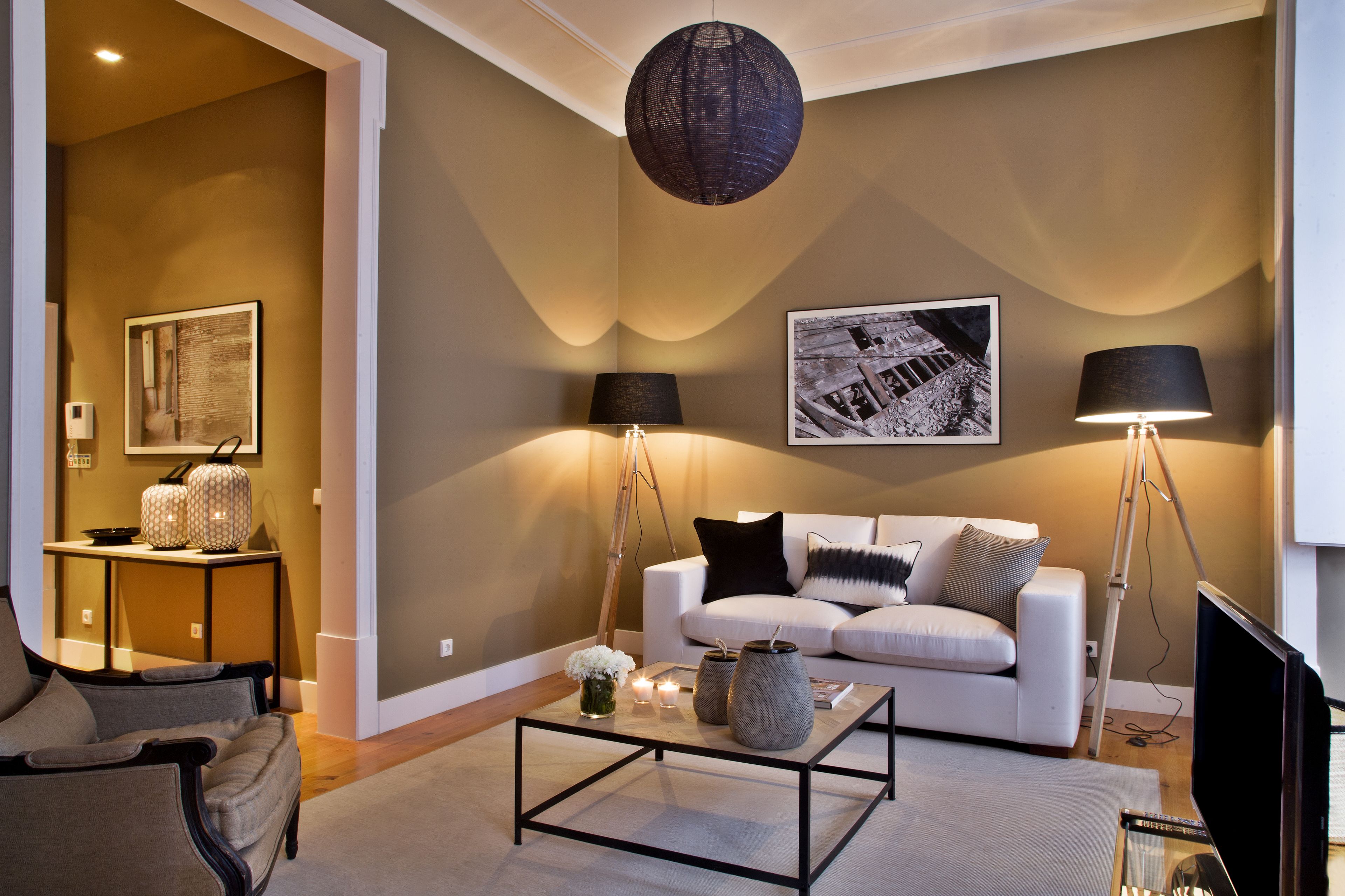 1 habitación, decoración personalizada, muebles diferentes y escritorio 