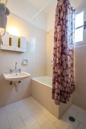 Superior Apartment, 1 Bedroom, Ground Floor | Bathroom | Shower, hair dryer, towels