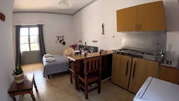 Estudio | Cocina privada | Refrigerador, parrilla de estufa y utensilios de cocina