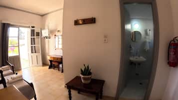 Estudio | Sábanas de algodón egipcio y caja de seguridad en la habitación
