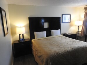 Quarto standard, 1 cama Queen, para fumantes | Escrivaninha, Wi-Fi de cortesia, roupa de cama