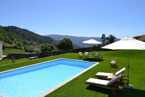 Seasonal outdoor pool, pool umbrellas, pool loungers - Casa da Portela de Sampriz (Ponte da Barca)