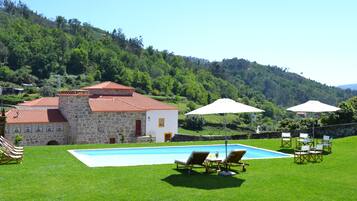 Piscine extérieure (ouverte en saison), parasols de plage
