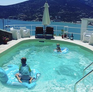 Outdoor pool, sun loungers - Niriedes Hotel (Sifnos)