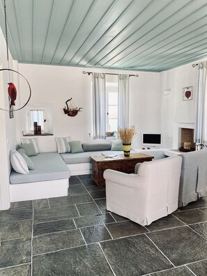 Minibar, safe på rommet, strykejern/-brett og barnesenger (inkludert)