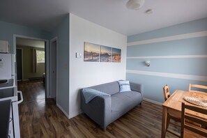 Svit Comfort - 1 sovrum - kök | Vardagsrum | 36-tums smart-tv med kabelkanaler