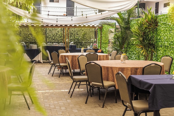 Breakfast, lunch, dinner served; international cuisine 