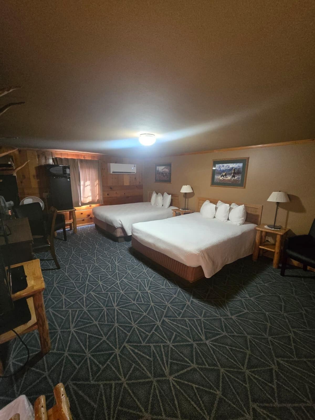 RIVER SIDE FAMILY ROOM 1 KING BED 2 QUEEN BEDS